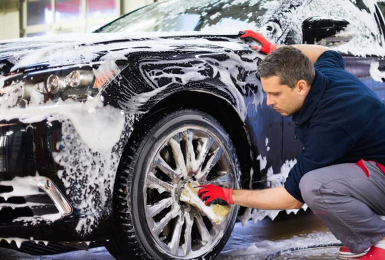 Điều gì sẽ xảy ra khi tài xế yêu xe hơn vợ